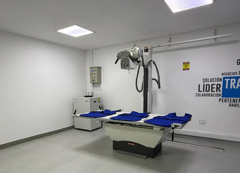 Sala de rayos X con equipo digital en Vitalia IPS